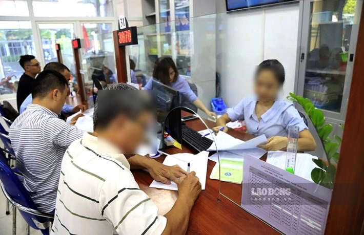Giải quyết thủ tục hưởng trợ cấp thất nghiệp cho người lao động tại Trung tâm Dịch vụ việc làm Hà Nội hồi tháng 7.2026. Ảnh: Trung Nguyên