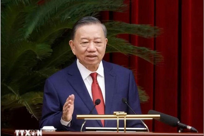 Le secrétaire général et président de la République Tô Lâm prononce le discours de clôture de la quatrième conférence du Comité central du Parti du XIVe mandat. (Photo: Thống Nhất/TTXVN)