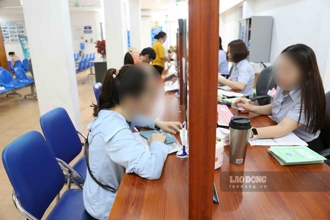내무부는 공무원을 간부 직급에서 전문가 직급으로 전환하는 조건을 안내합니다. 사진: 흐엉 냐