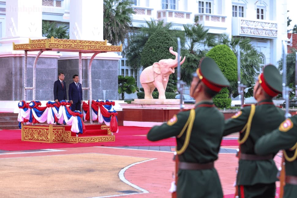 Thủ tướng Chính phủ Lào Saleumxay Kommasith chủ trì lễ đón chính thức Ủy viên Bộ Chính trị, Thủ tướng Chính phủ Lê Minh Hưng. Ảnh: chinhphu.vn