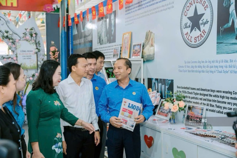 Chủ tịch LĐLĐ Thanh Hóa - ông Lương Trọng Thành (phải) cùng các đại biểu tham quan không gian văn hóa công nhân. Ảnh: Trần Lâm