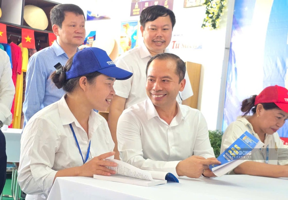 Mọi nỗ lực của Công đoàn Thanh Hóa đều nhằm hướng đến nâng cao đời sống vật chất, tinh thần cho công nhân, người lao động. Ảnh: Xuân Hùng