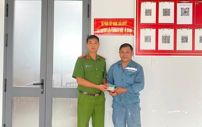 Cơ quan chức năng ở Khánh Hòa trao trả tài sản đánh rơi cho công dân bị đánh rơi. Ảnh: Công an xã Bắc Ninh Hòa