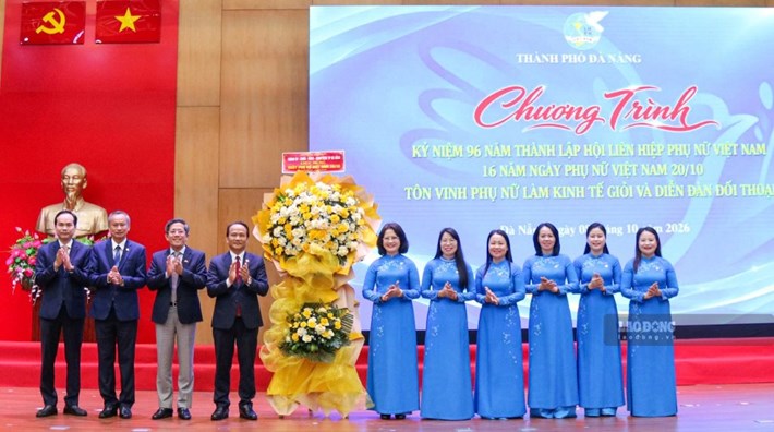 岘港市领导向岘港市妇女联合会赠送鲜花祝贺。照片:茶班