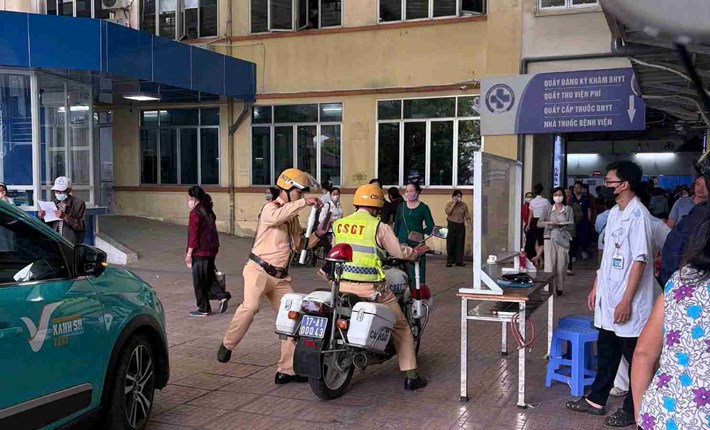 Cán bộ, chiến sĩ Đội Cảnh sát giao thông đường bộ số 3 kịp thời hỗ trợ gia đình đưa ông B.T.T đi cấp cứu. Ảnh: Công an tỉnh Hưng Yên