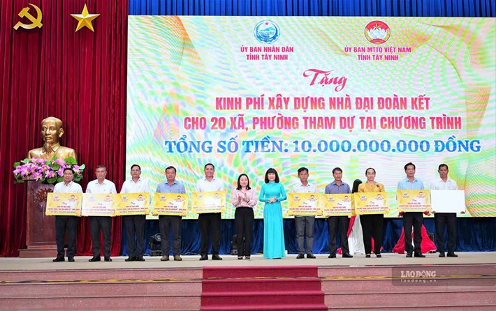 Ban Tổ chức đã trao bảng tượng trưng kinh phí hỗ trợ xây dựng, sửa chữa nhà Đại đoàn kết đợt 1 cho 20 xã, phường chiều 8.10. Ảnh: Huỳnh Du