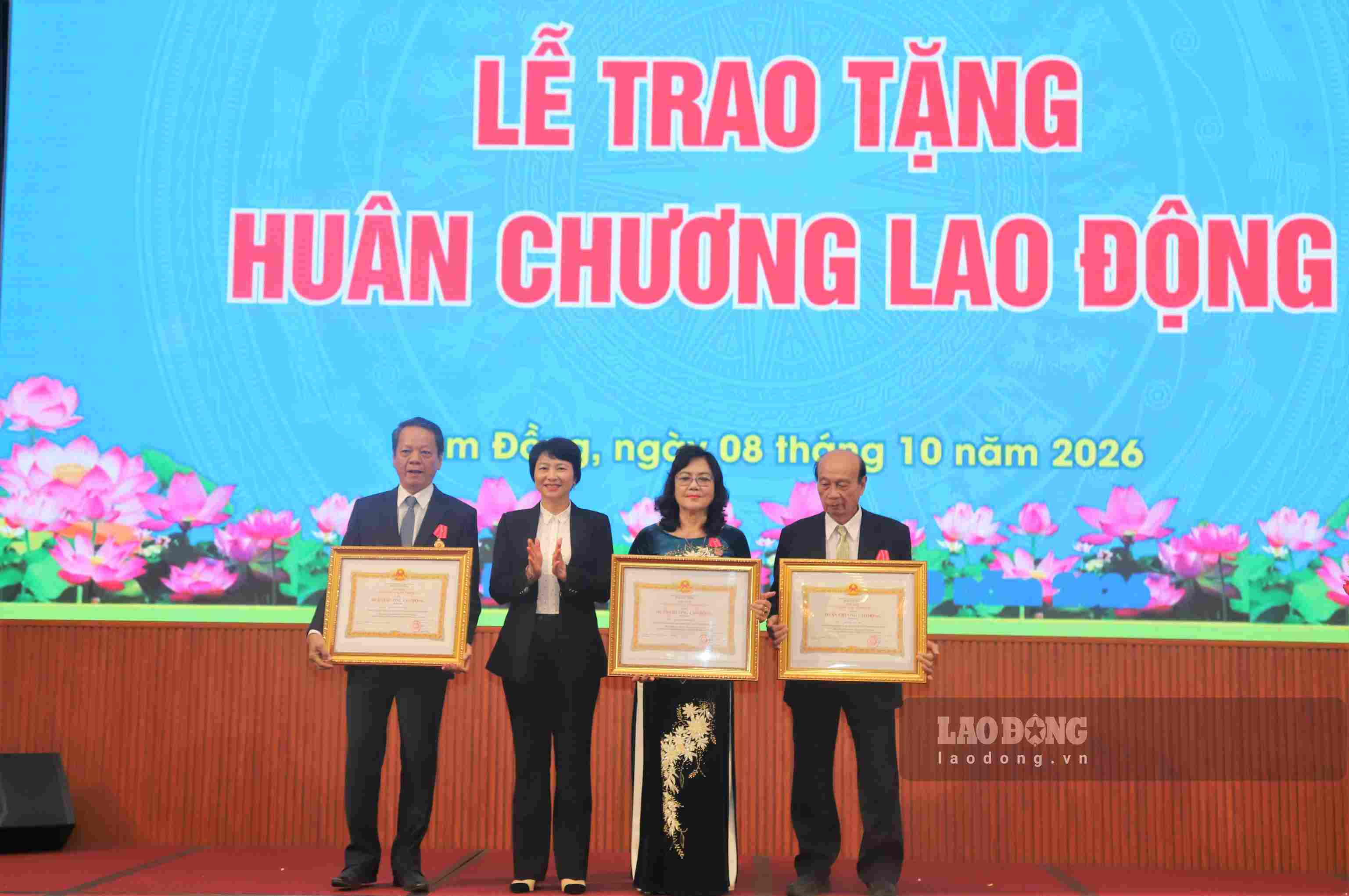 Trao Huân chương Lao động hạng Ba của Chủ tịch nước cho các cá nhân. Ảnh: Phúc Khánh 