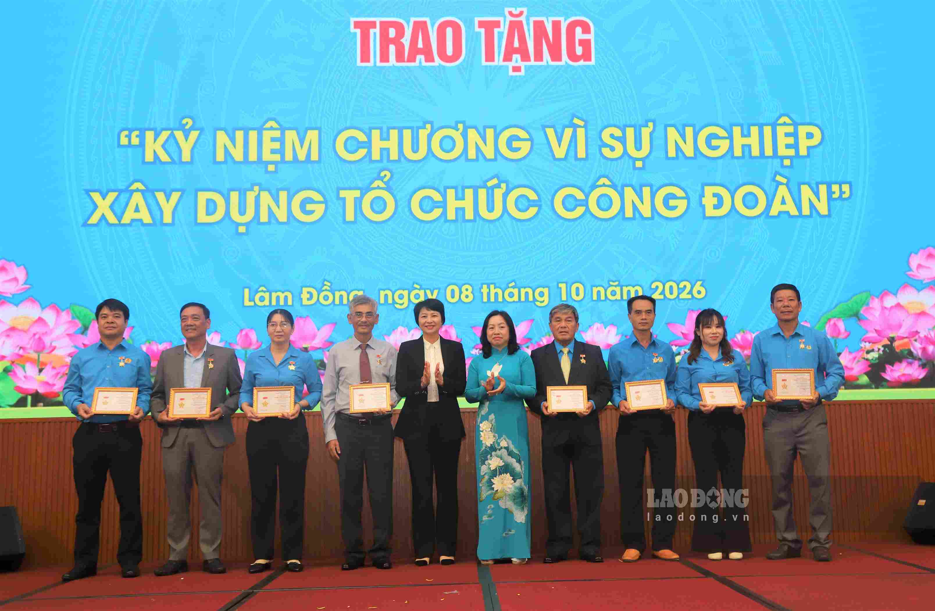 Các cá nhân nhận Kỷ niệm chương “Vì sự nghiệp xây dựng tổ chức Công đoàn Việt Nam” của Tổng LĐLĐ Việt Nam trao tặng. Ảnh: Phúc Khánh 
