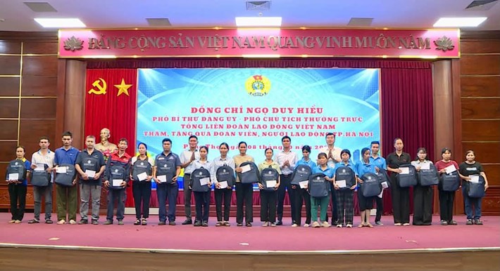 Những phần quà được Tổng Liên đoàn Lao động Việt Nam trao tặng đoàn viên, người lao động khó khăn tại 3 xã Phúc Thọ, Phúc Lộc và Hát Môn. Ảnh: Công đoàn xã Phúc Thọ.