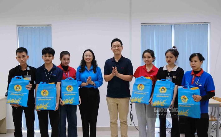 LĐLĐ TP Cần Thơ trao quà cho đoàn viên tại công ty. Ảnh: Mỹ Ly (chụp ngày 8.10)