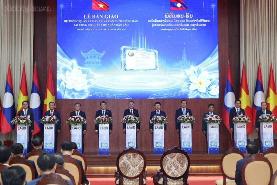 Ủy viên Bộ Chính trị, Thủ tướng Chính phủ Lê Minh Hưng và Thủ tướng Chính phủ Lào Saleumxay Kommasith cùng các đại biểu dự lễ bàn giao Hệ thống quản lý dân cư và căn cước công dân tại Lào. Ảnh: chinhphu.vn