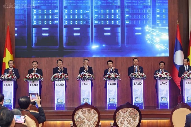 Ủy viên Bộ Chính trị, Thủ tướng Chính phủ Lê Minh Hưng và Thủ tướng Chính phủ Lào Saleumxay Kommasith cùng các đại biểu dự lễ bàn giao hệ thống quản lý dân cư và căn cước công dân tại Lào. Ảnh: chinhphu.vn