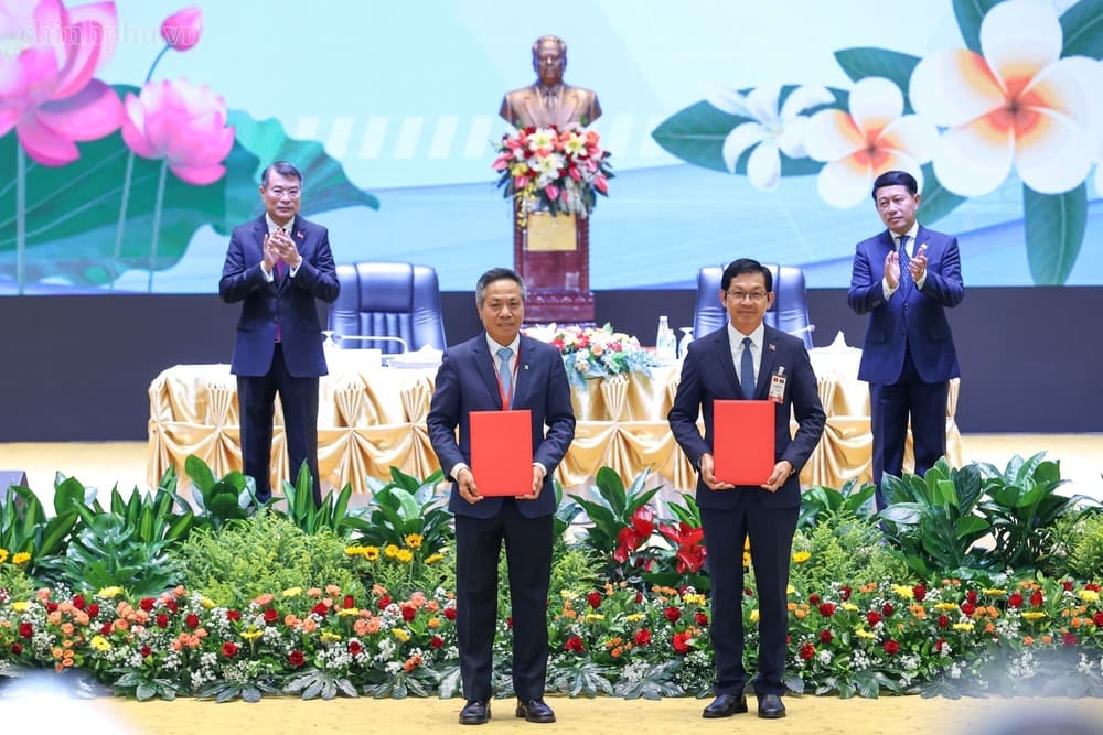 Hai Thủ tướng chứng kiến lễ trao giấy chứng nhận đầu tư và thỏa thuận hợp tác các dự án giữa các cơ quan và doanh nghiệp hai nước. Ảnh: chinhphu.vn 