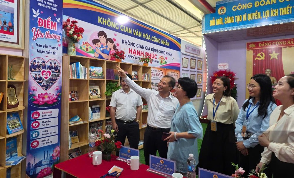 Ông Lương Trọng Thành và Lãnh đạo Cty TNHH Giầy Annora Việt Nam tham quan không gian văn hóa công nhân. Ảnh: Xuân Hùng