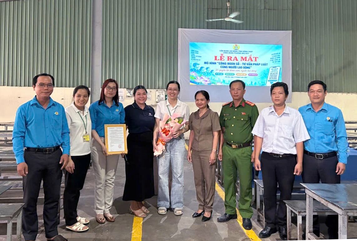 Tham gia hỗ trợ Công đoàn cơ sở ra mắt các mô hình Công đoàn số - tư vấn pháp luật cùng người lao động. Ảnh: LĐLĐ tỉnh Đồng Tháp