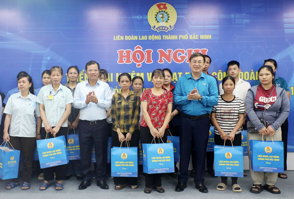 Nhân dịp này, Liên đoàn Lao động thành phố trích kinh phí tặng 89 suất quà cho đoàn viên có hoàn cảnh khó khăn đang sinh hoạt tại các công đoàn cơ sở thuộc cụm địa bàn Khu công nghiệp số 1. Ảnh: Quyết Chiến.  