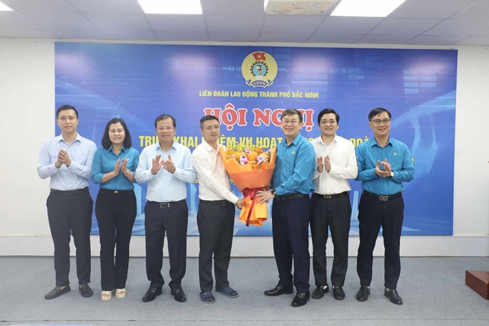 Các đại biểu tặng hoa cảm ơn Công ty trách nhiệm hữu hạn Phát triển FUJI Phúc Long đã phối hợp, hỗ trợ địa điểm đặt Văn phòng cụm địa bàn Khu công nghiệp số 1. Ảnh: Quyết Chiến.