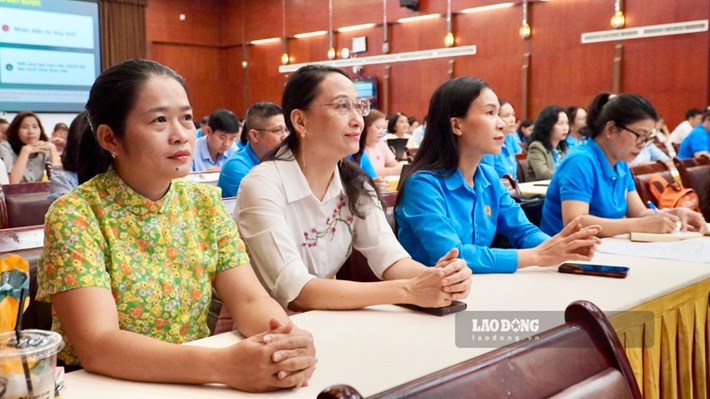 Cán bộ nữ công tham gia tập huấn, nâng cao kỹ năng nắm bắt tâm tư lao động nữ tại nơi làm việc. Ảnh: Mai Anh