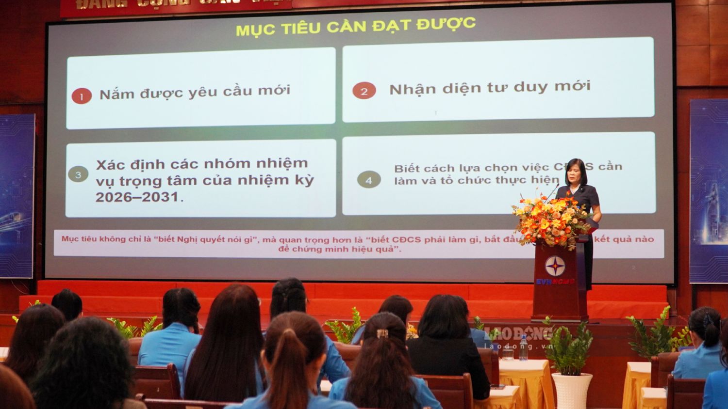 Bà Đỗ Hồng Vân – Phó Trưởng ban Quan hệ Lao động, Tổng LĐLĐ Việt Nam truyền đạt các nội dung tập huấn. Ảnh: Mai Anh