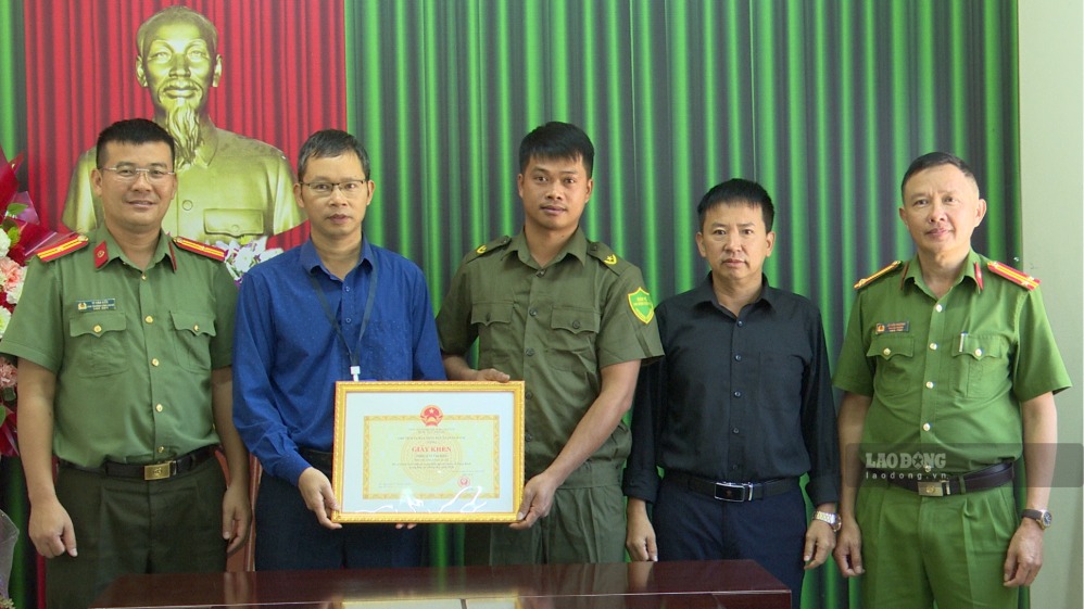 Lãnh đạo UBND xã Púng Bánh tặng giấy khen cho anh Tòng Văn Nghiệp. Ảnh: Trung tâm DVTH xã Púng Bánh chụp ngày 9.10.2026