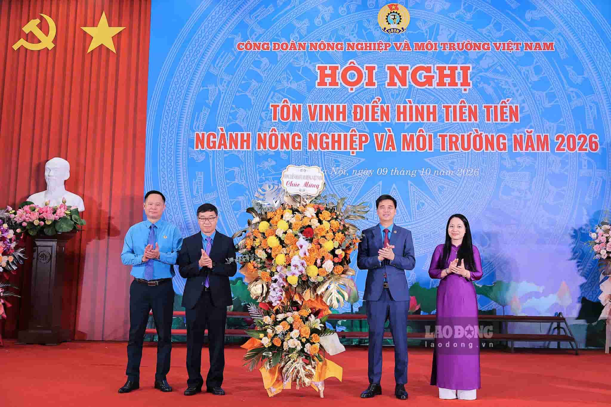 Ông Ngọ Duy Hiểu (thứ 2 từ phải qua) tặng hoa chúc mừng Công đoàn Nông nghiệp và Môi trường Việt Nam. Ảnh: Minh Hương.