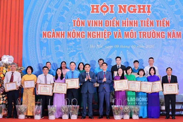 Ông Ngọ Duy Hiểu - Phó Chủ tịch Thường trực Tổng Liên đoàn Lao động Việt Nam (thứ 6 từ phải qua) và ông Nguyễn Quốc Trị - Thứ trưởng Bộ Nông nghiệp và Môi trường biểu dương các điển hình tiên tiến ngành Nông nghiệp và Môi trường. Ảnh: Minh Hương.