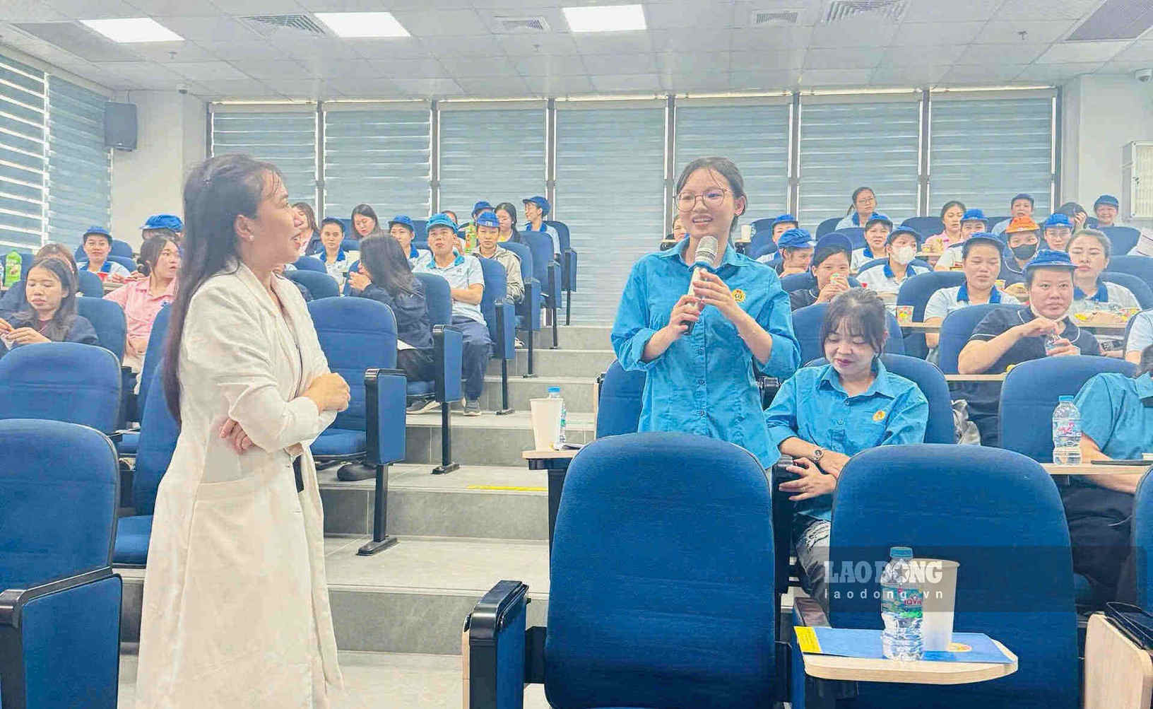 Đại diện đoàn viên, NLĐ trao đổi, đặt câu hỏi liên quan đến sức khỏe đối với báo cáo viên của Trung tâm Kiểm soát bệnh tật tỉnh Ninh Bình. Ảnh: Nguyễn Trường (chụp ngày 9.10)