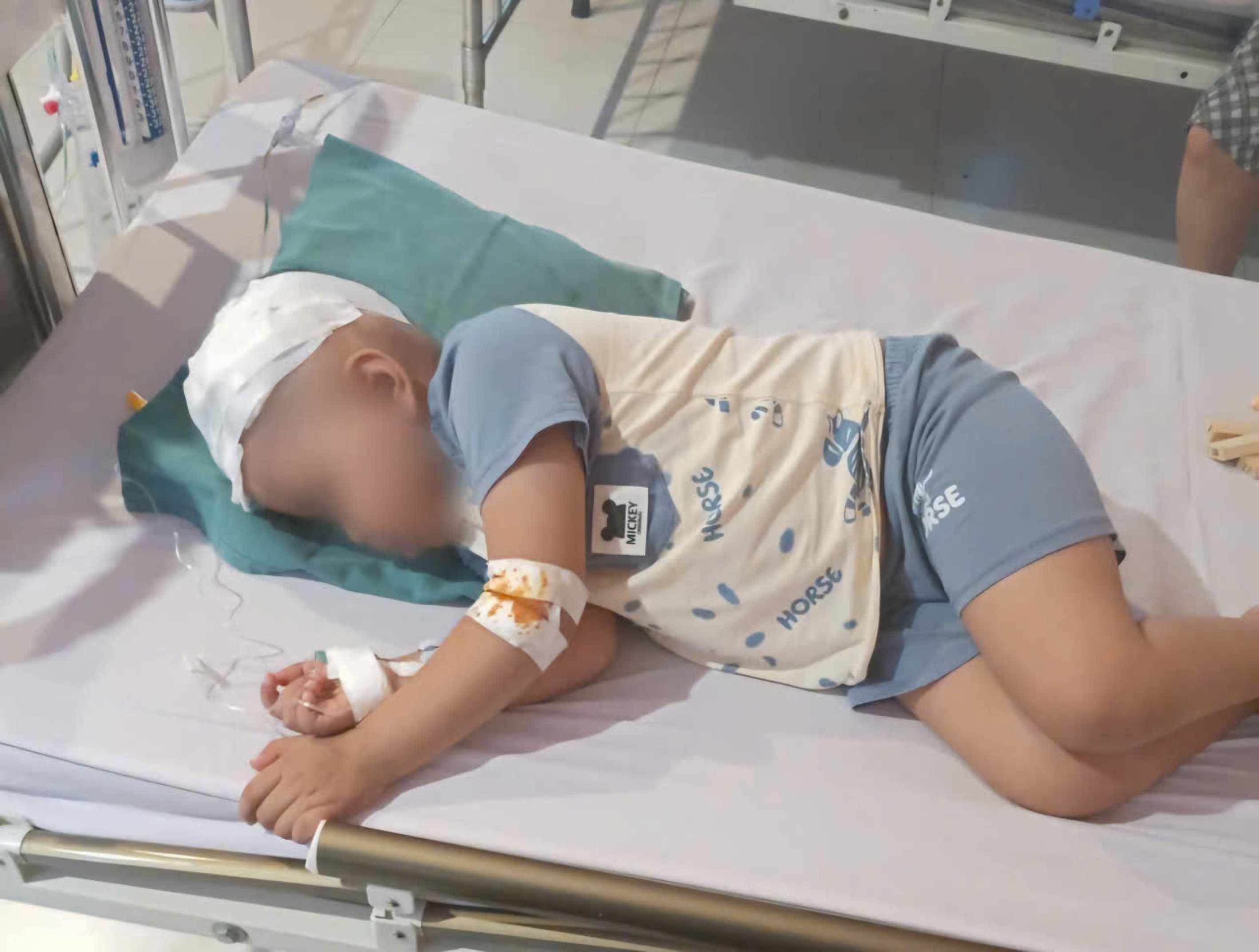LD26235: Con mắc ung thư não, gia đình nghèo kiệt quệ vì vay tiền chữa trị