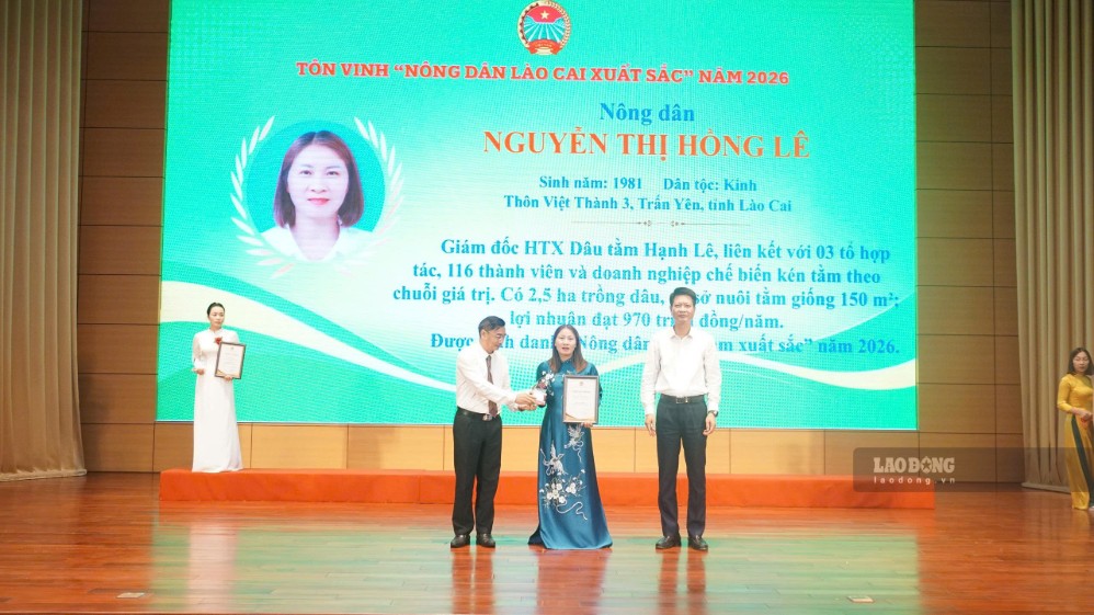 Trao chứng nhận và tôn vinh “Nông dân Lào Cai xuất sắc” năm 2026. Ảnh: Bảo Nguyên