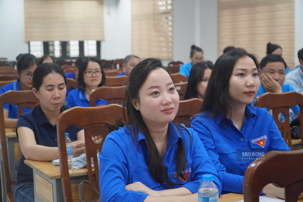 Đại diện các đơn vị trên địa bàn phường tham gia buổi trao quyết định thành lập Công đoàn cơ sở. Ảnh: Minh Tâm
