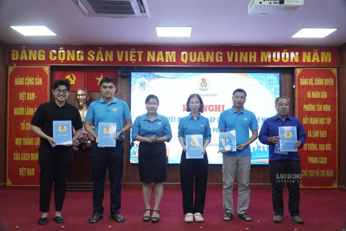 Các đơn vị nhận quyết định thành lập Công đoàn cơ sở trên địa bàn phường Tân Hưng ngày 9.10. Ảnh: Minh Tâm