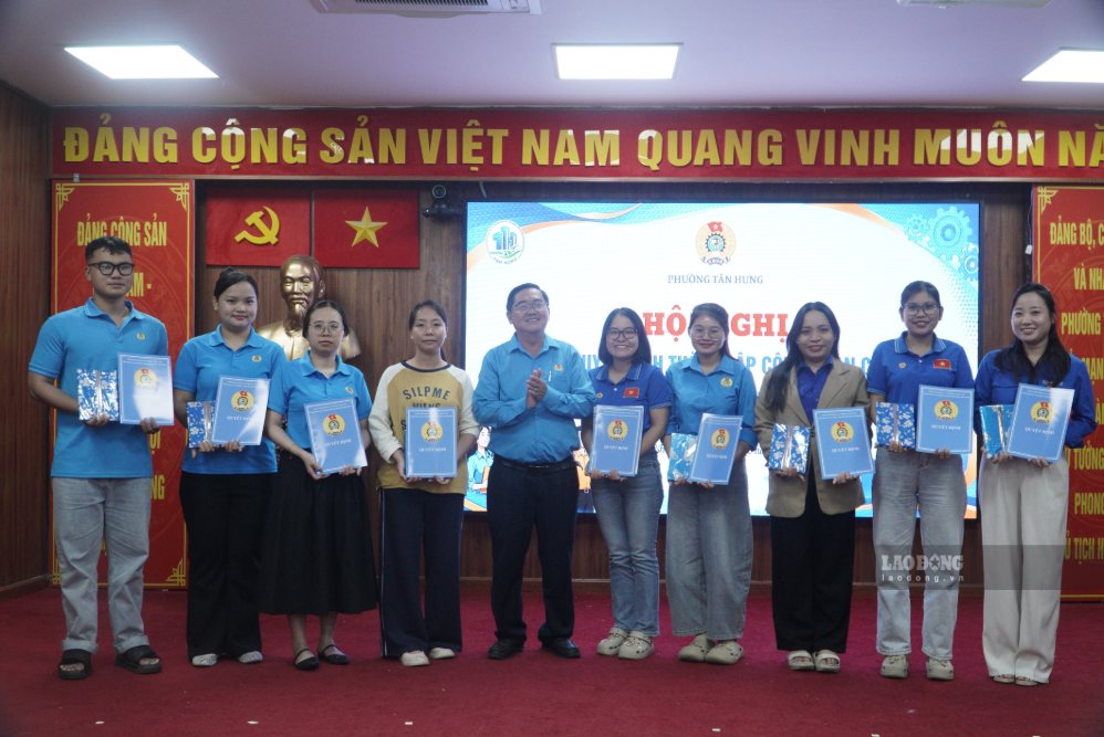 Các đơn vị nhận quyết định thành lập Công đoàn cơ sở. Ảnh: Minh Tâm