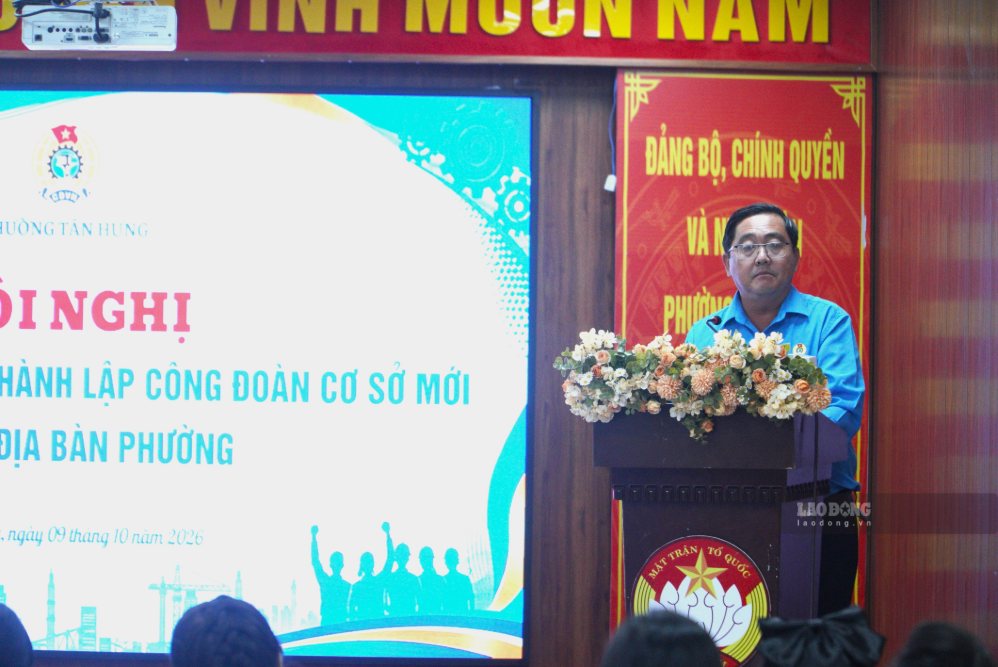 Ông Khưu Thiên Thành - Phó Chủ tịch Thường trực Ủy ban MTTQ Việt Nam phường Tân Hưng, Chủ tịch Công đoàn phường phát biểu tại buổi trao quyết định. Ảnh: Minh Tâm