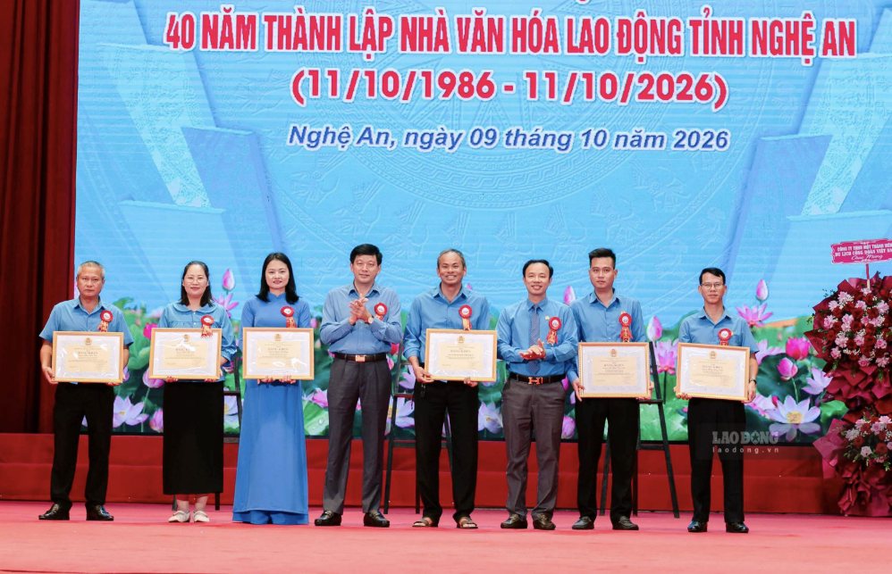 Liên đoàn Lao động tỉnh tặng Giấy khen cho các tập thể, cá nhân có thành tích xuất sắc trong công tác. Ảnh: Duy Chương