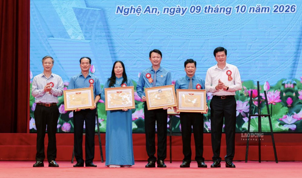 Ủy ban MTTQ Việt Nam tỉnh trao tặng Bằng khen cho các cá nhân, tập thể vì đã có đóng góp cho sự phát triển của Nhà Văn hóa Lao động tỉnh. Ảnh: Duy Chương