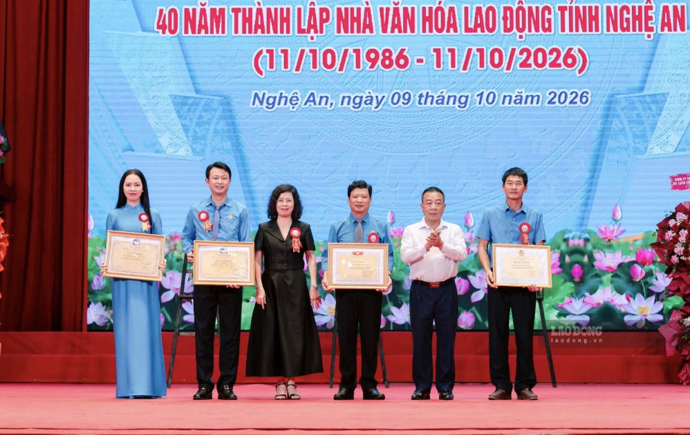 Tổng Liên đoàn Lao động Việt Nam trao tặng Bằng khen cho các cá nhân, tập thể vì đã có đóng góp cho sự phát triển của Nhà Văn hóa Lao động tỉnh. Ảnh: Duy Chương