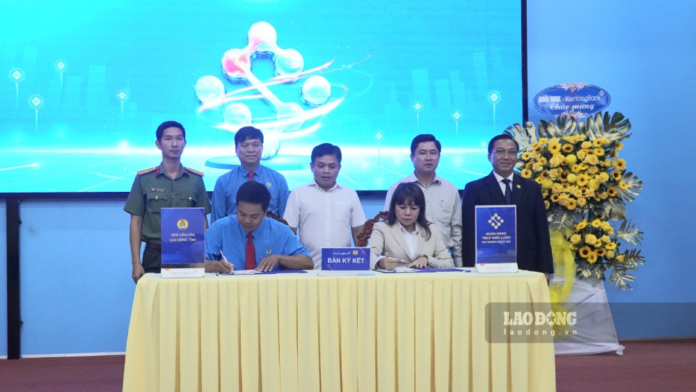Nhà Văn hóa lao động tỉnh An Giang và KienlongBank chi nhánh Rạch Giá ký kết thỏa thuận hợp tác. Ảnh: Nguyên Anh