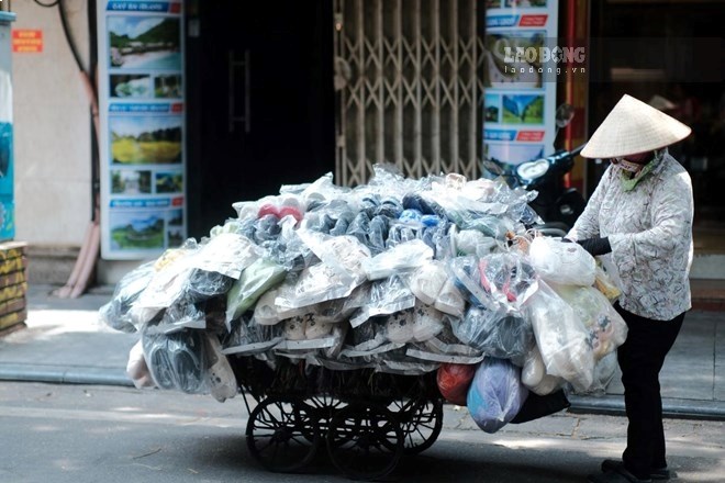 Khi nguồn thu nhập bị gián đoạn, người lao động phải tự xoay xở trước những rủi ro kinh tế. Ảnh: Lương Hạnh
