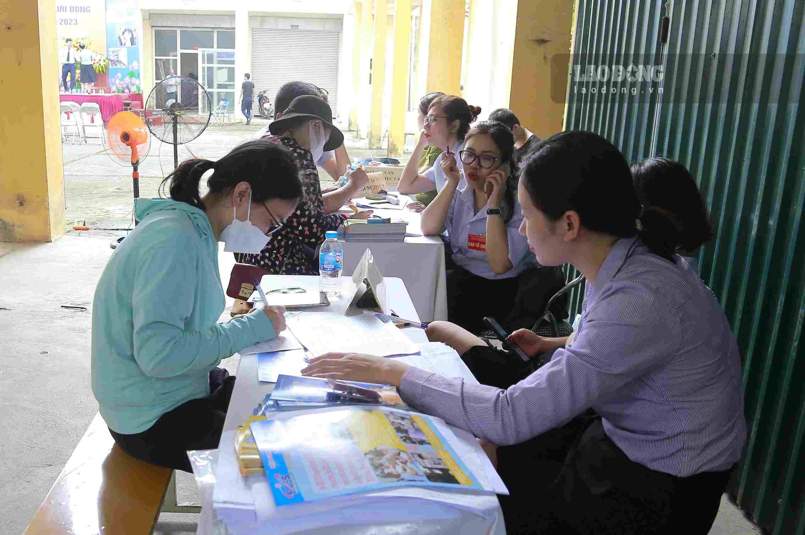 Cán bộ Trung tâm Dịch vụ việc làm Hà Nội tư vấn việc làm và các chế độ quyền lợi cho người lao động. Ảnh: Hương Nha