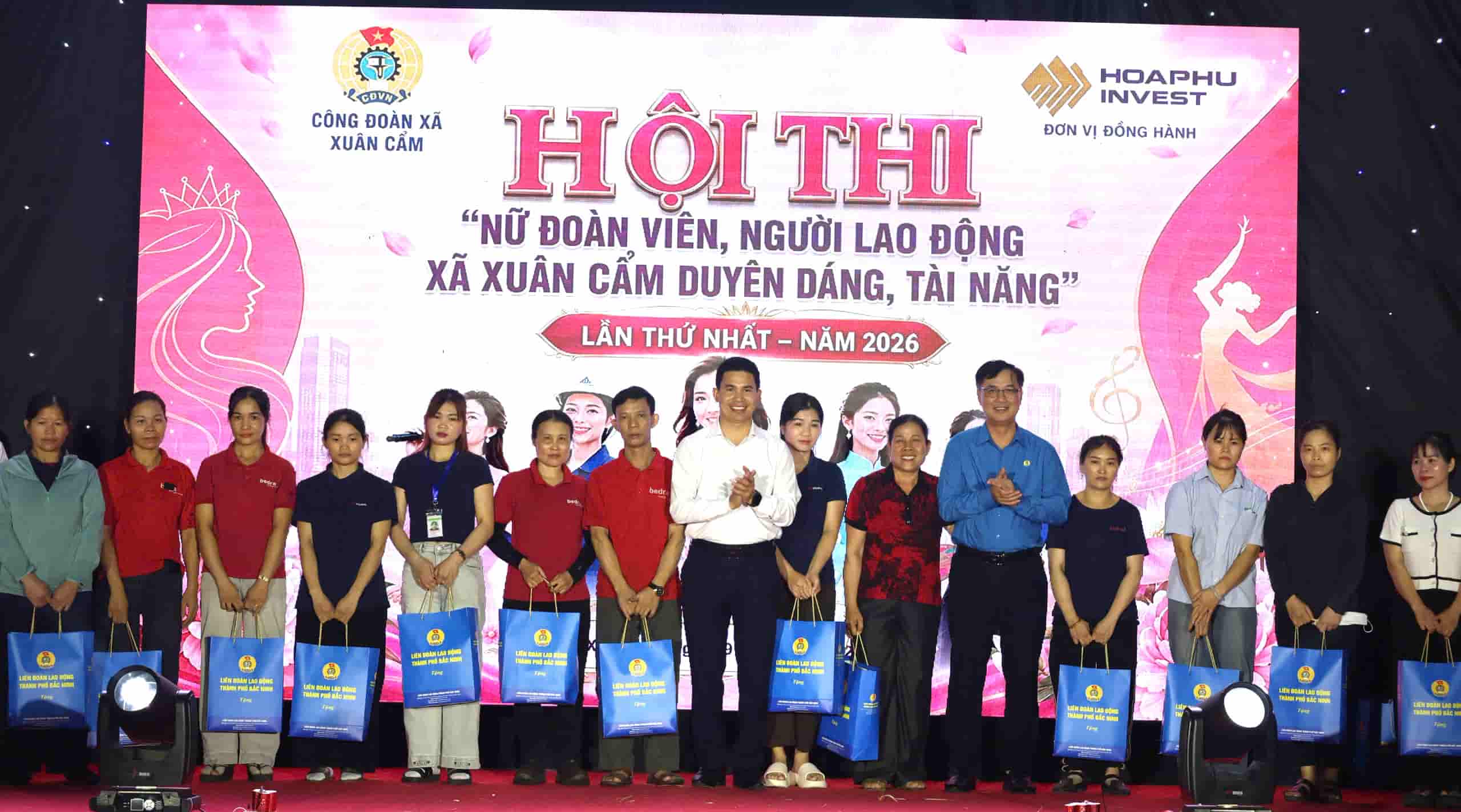 Gắn hoạt động văn hóa với chăm lo thiết thực, tại chương trình, Ban Tổ chức trao 100 suất quà cho đoàn viên, người lao động. Ảnh: Quyết Chiến.