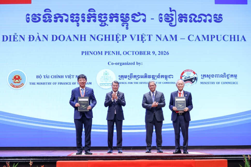 Dưới sự chứng kiến của hai Thủ tướng, các cơ quan, doanh nghiệp hai nước trao các văn kiện hợp tác. Ảnh: chinhphu.vn