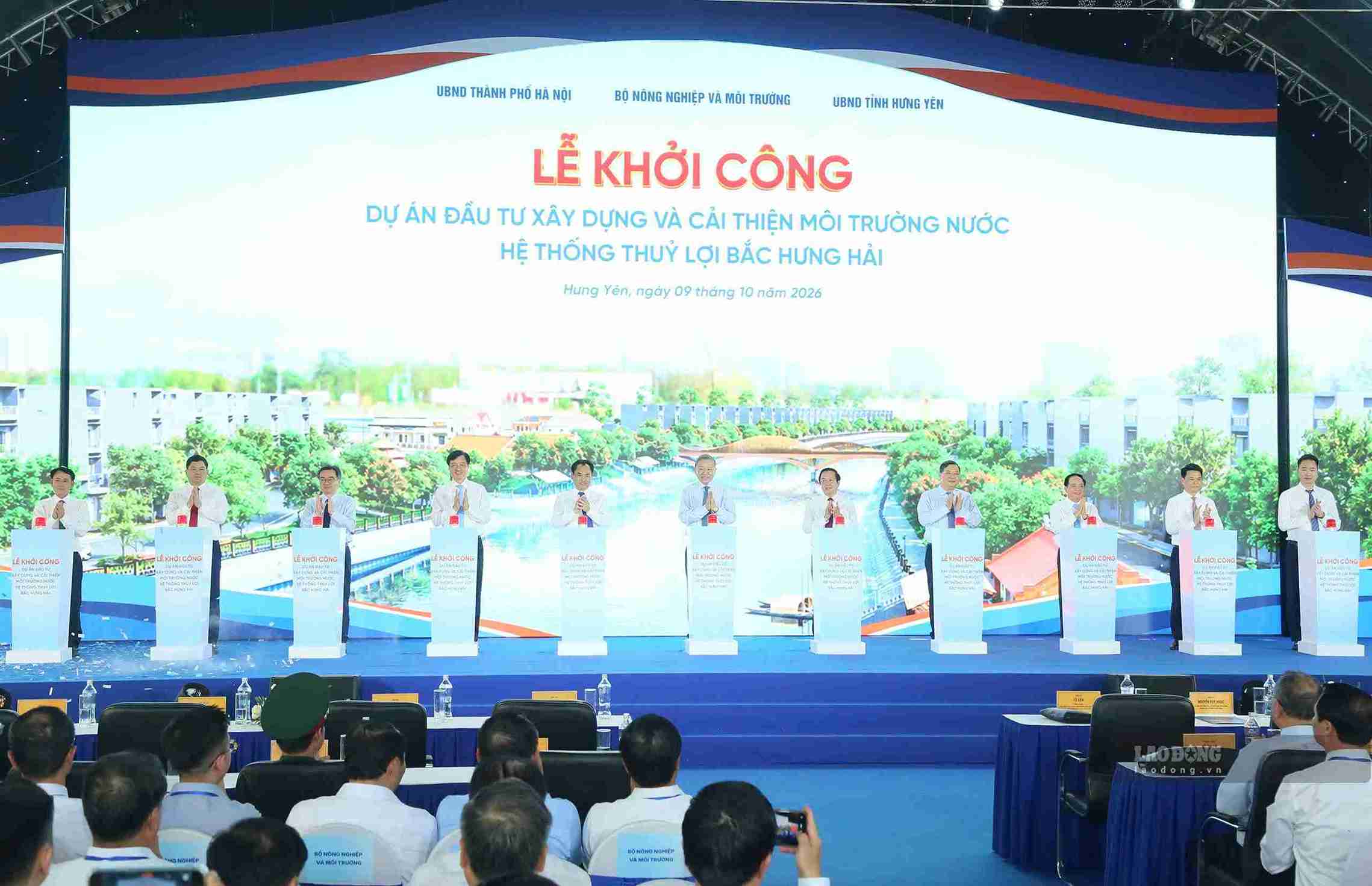 Tổng Bí thư, Chủ tịch nước Tô Lâm và các đại biểu thực hiện nghi thức khởi công Dự án nâng cấp, hiện đại hóa và cải thiện môi trường nước hệ thống thủy lợi Bắc Hưng Hải. Ảnh: Mai Hương 