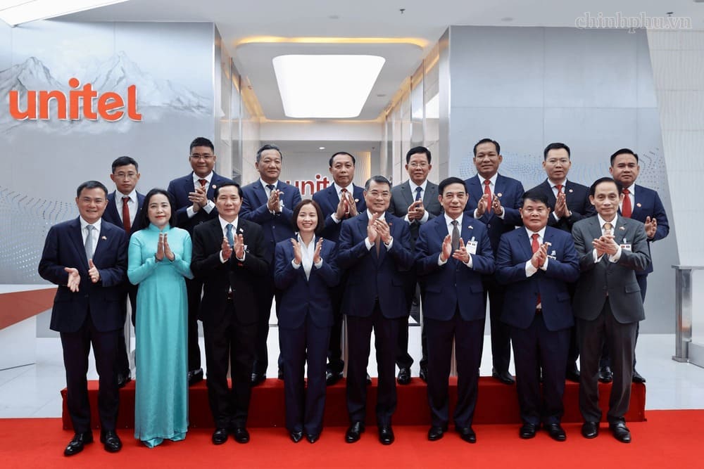 Ủy viên Bộ Chính trị, Thủ tướng Chính phủ Lê Minh Hưng và đoàn đại biểu cấp cao Việt Nam tại Công ty Star Telecom (Unitel). Ảnh: chinhphu.vn