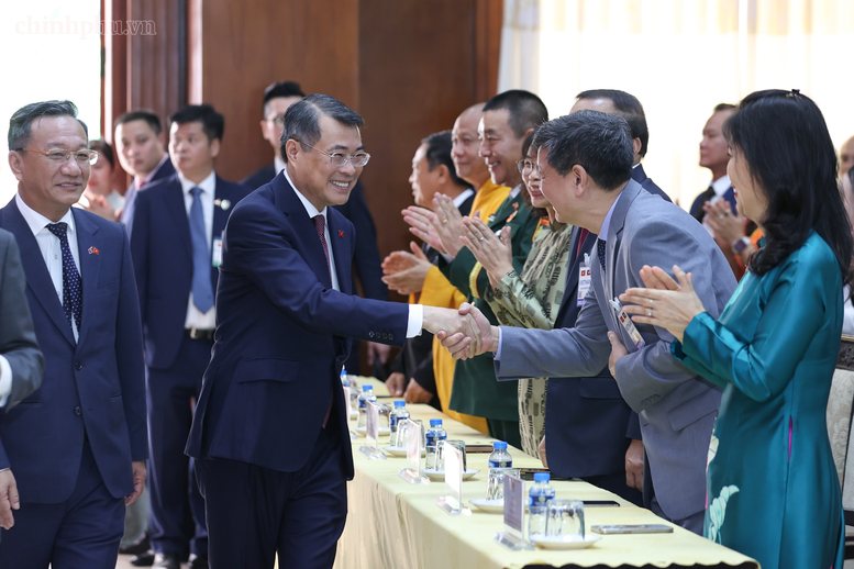 Thủ tướng Chính phủ Lê Minh Hưng gặp gỡ cán bộ, nhân viên các cơ quan đại diện Việt Nam tại Lào, đại diện các hội đoàn và cộng đồng người Việt Nam đang sinh sống, học tập, làm việc tại Thủ đô Vientiane . Ảnh: chinhphu.vn
