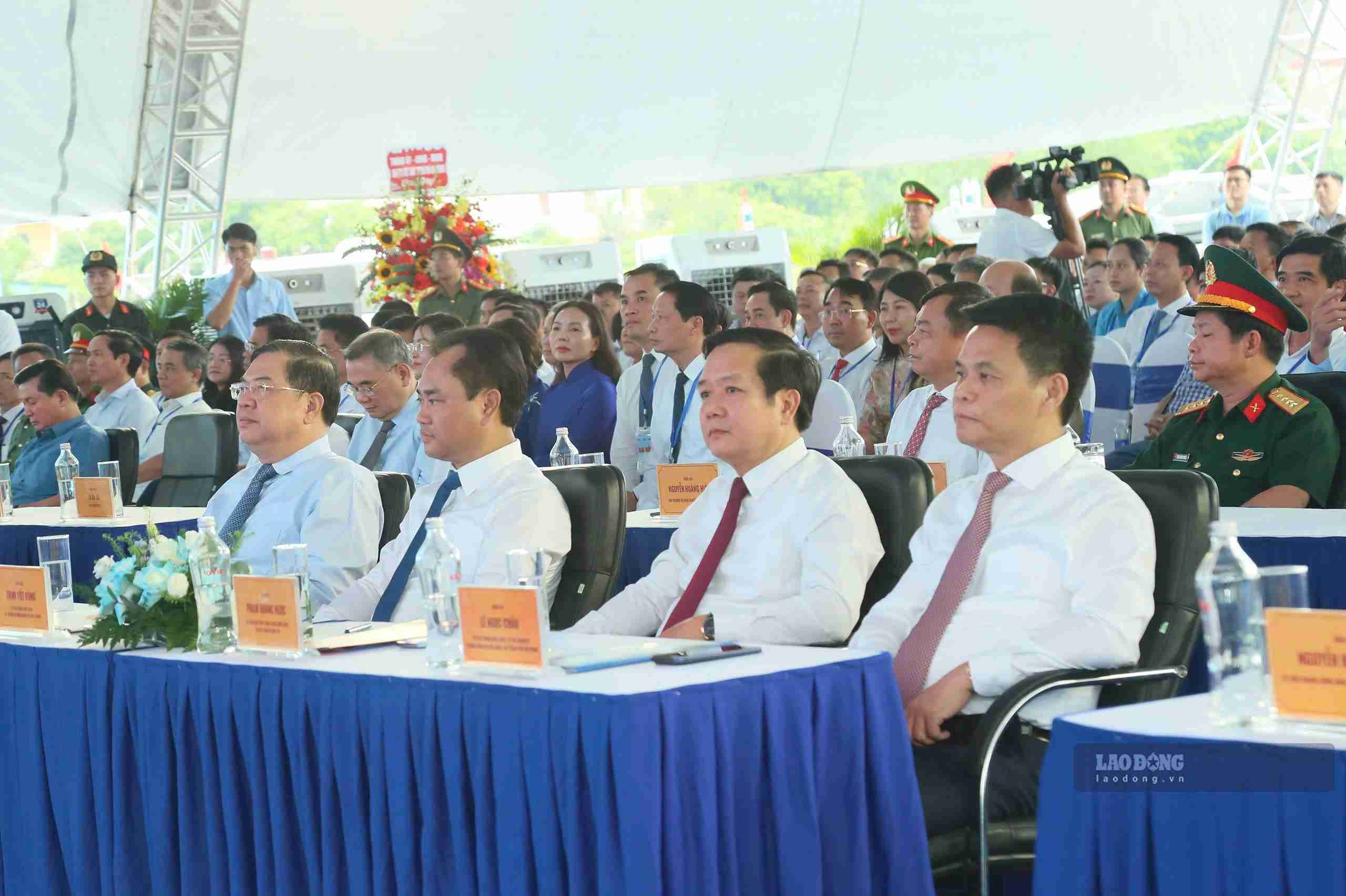 Các đại biểu tham dự Lễ khởi công Dự án nâng cấp, hiện đại hóa và cải thiện môi trường nước hệ thống thủy lợi Bắc Hưng Hải tại xã Như Quỳnh, tỉnh Hưng Yên. Ảnh: Mai Hương