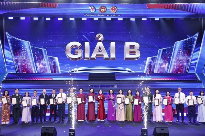 Bí thư Trung ương Đảng, Phó Chủ tịch nước Võ Thị Ánh Xuân và Ủy viên Trung ương Đảng, Phó Chủ tịch Quốc hội Nguyễn Thị Thanh trao giải B cho các tác giả, nhóm tác giả đoạt Giải Báo chí Quốc gia lần thứ XX. Ảnh: Mai Hương