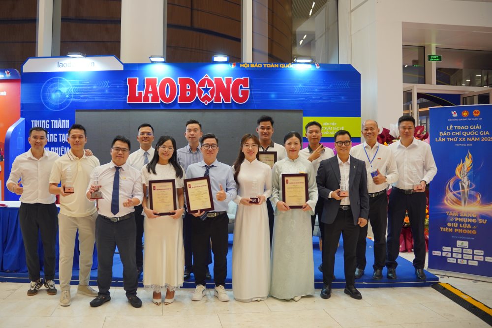 Các nhóm tác giả Báo Lao Động đoạt Giải Báo chí Quốc gia lần thứ XX - năm 2025. Ảnh: Mai Hương