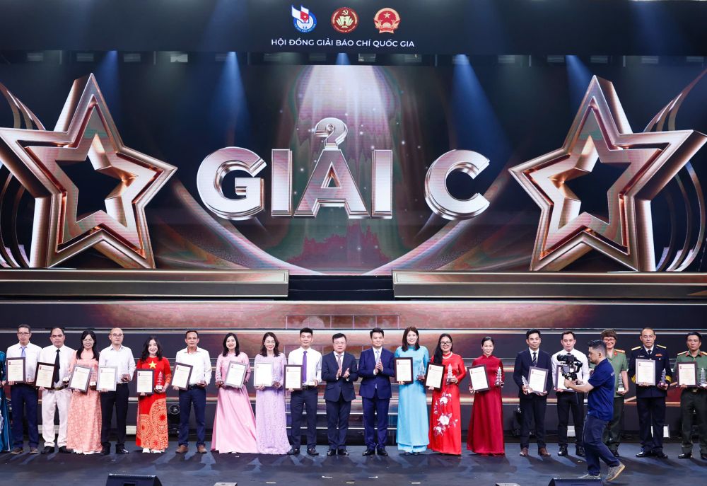 Ủy viên Trung ương Đảng, Bí thư Thành ủy, Trưởng Đoàn đại biểu Quốc hội TP Hải Phòng Lê Ngọc Châu và Ủy viên Trung ương Đảng, Phó Trưởng ban Tuyên giáo và Dân vận Trung ương, Tổng Biên tập Báo Nhân Dân, Chủ tịch Hội Nhà báo Việt Nam Lê Quốc Minh trao giải C cho các tác giả, nhóm tác giả đoạt giải. Ảnh: Mai Hương