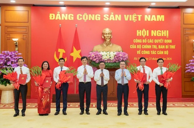 Ủy viên Bộ Chính trị, Thường trực Ban Bí thư Trần Cẩm Tú và các Ủy viên Bộ Chính trị, Bí thư Trung ương Đảng: Trưởng Ban Tổ chức Trung ương Nguyễn Duy Ngọc, Trưởng Ban Chính sách, chiến lược Trung ương Nguyễn Thanh Nghị trao các Quyết định của Bộ Chính trị, Ban Bí thư về công tác cán bộ. Ảnh: Kim Thanh/Cổng TTĐT Đảng Cộng sản Việt Nam.
