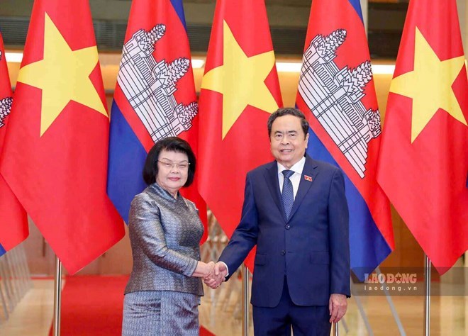 Politburo Member, National Assembly Chairman Tran Thanh Man welcomes and holds talks with Cambodian Parliament Speaker Samdech Khuon Sudary who is on an official visit to Vietnam. Photo: Hai Nguyen